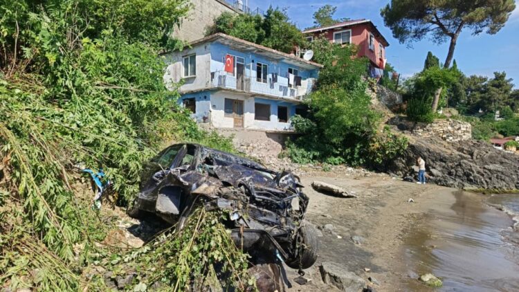 Otomobil, direğe çarpıp 30 metreden deniz kıyısına uçtu; sürücü yaralandı