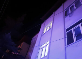 Eşi eve almadı, çatıdan girmek isterken 3'üncü kattan düşüp yaralandı