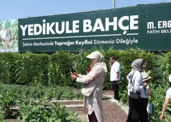 Yedikule Bahçe’de çocuklar meyve ve sebze hasadı yaptı