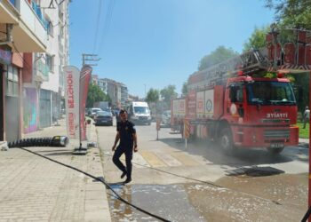 Apartman otoparkında çıkan yangında 1’i çocuk, 6 kişi dumandan etkilendi