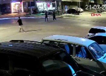 Otomobilin çarptığı kadın öldü; kaza kamerada