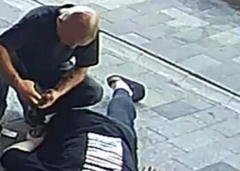Fenalaşıp yere yığılan gencin cebindeki parayı çaldı; o anlar kamerada
