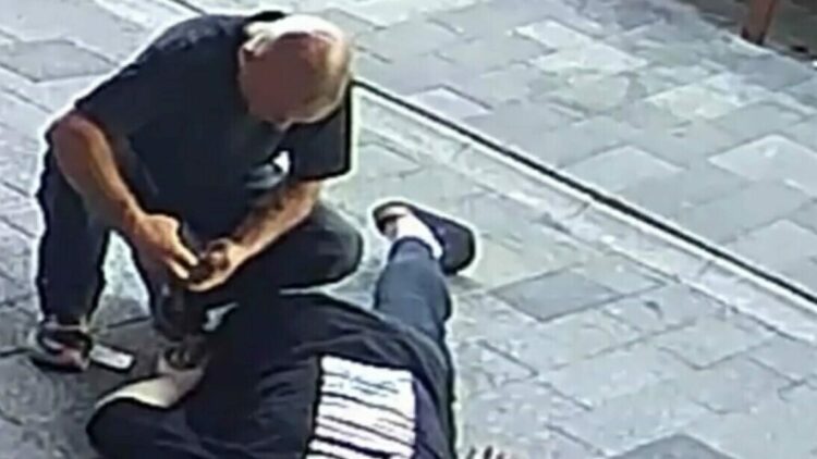 Fenalaşıp yere yığılan gencin cebindeki parayı çaldı; o anlar kamerada