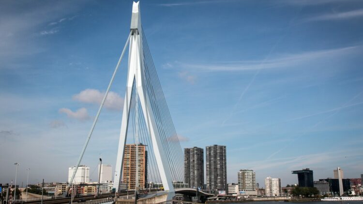 Hollanda'da iki tramvay çarpıştı: 15 yaralı