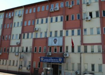 Uzaklaştırma kararı aldıran eşini 5 bıçak darbesiyle öldürdü