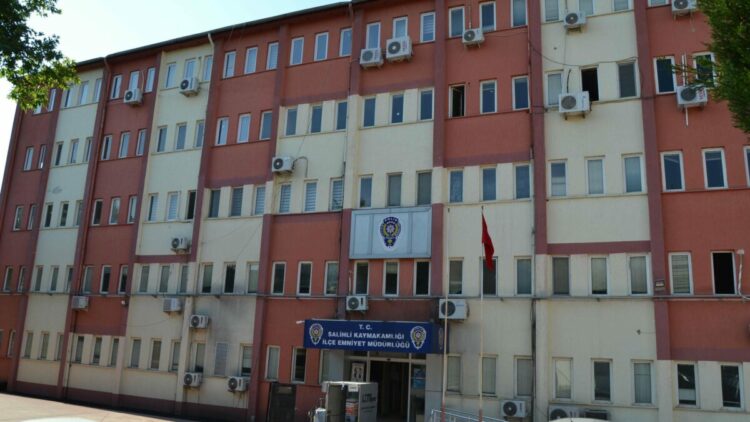 Uzaklaştırma kararı aldıran eşini 5 bıçak darbesiyle öldürdü
