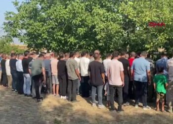 Binanın 16’ncı katından düşerek ölen Emirhan, Çanakkale’de defnedildi