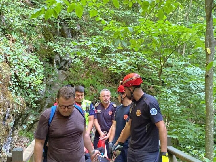 Şelalede 3 metre yükseklikten düşerek yaralanan kadın kurtarıldı