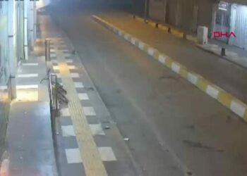Refüje çarparak takla atan otomobilin sürücüsü yaralandı; kaza kamerada