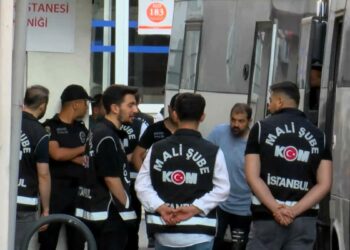 İzmit Belediyesi’ne operasyon; şüpheliler sağlık kontrolünden geçirildi
