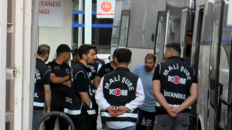 İzmit Belediyesi’ne operasyon; şüpheliler sağlık kontrolünden geçirildi