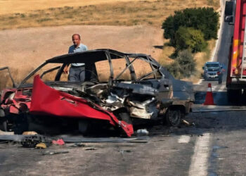 Çarpışan otomobillerden biri alev aldı: 1 ölü, 2 yaralı