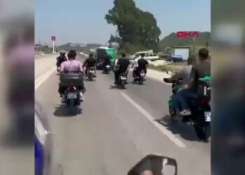 Arkadaşları, kazada ölen Atakan’ı motosikletlerle konvoy yaparak son yolculuğuna uğurladı