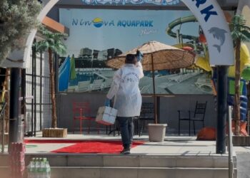 Aquaparkta 10 metrelik kaydıraktan düşen 16 yaşındaki havuz görevlisi ağır yaralandı