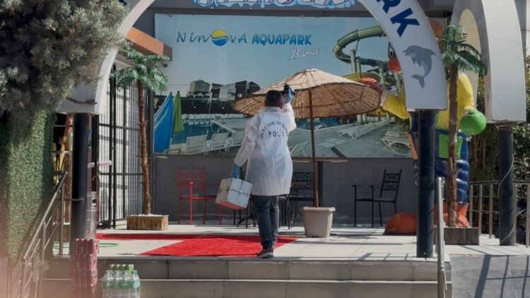 Aquaparkta 10 metrelik kaydıraktan düşen 16 yaşındaki havuz görevlisi ağır yaralandı