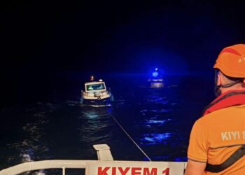 Çanakkale'de sürüklenen tekne kurtarıldı