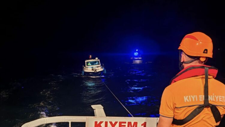 Çanakkale'de sürüklenen tekne kurtarıldı