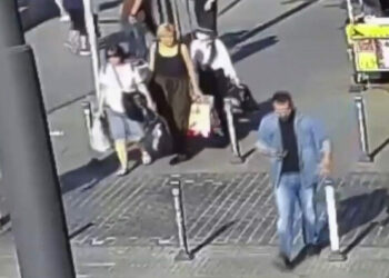 Fatih'te caddede yürüyen turistlerin cüzdanını çalan 2 çocuk yakalandı