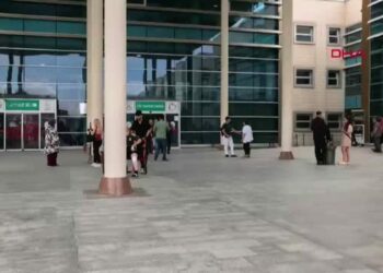 Uyuşturucu operasyonunda gözaltına alınan yönetmen Ezel Akay ile kardeşi adliyeye sevk edildi