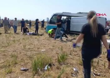 Manisa’da iki minibüs çarpıştı; ölü ve yaralılar var