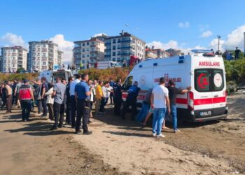 Denizde boğulma tehlikesi geçirenleri kurtarmak isteyen 2 kişi hayatını kaybetti