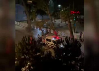 Kafenin önünde alkol alanları uyarınca kavga çıktı