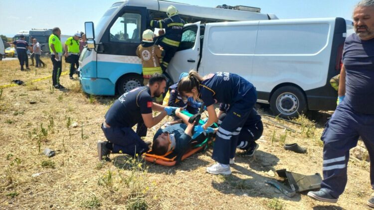 Manisa'da iki minibüs çarpıştı; 1 ölü, 11 yaralı