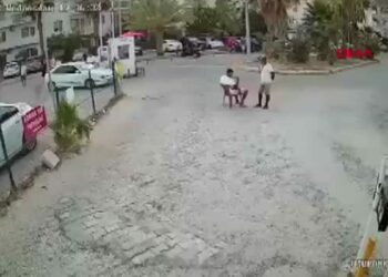 Sokakta çıkan tartışmada birbirini bıçakladılar; o anlar kamerada