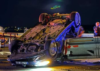 Beykoz’da minibüse çarpan otomobil takla atıp bariyerlere saplandı: 1 ölü, 2 yaralı