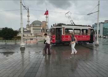 Taksim'de yağış etkili oluyor -1