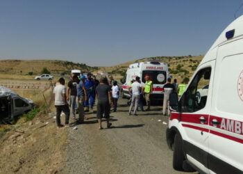 Batman'da minibüs ile otomobil çarpıştı: 11 yaralı