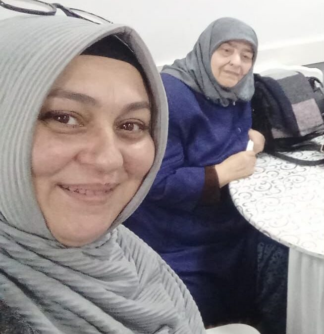 Evinde altınları için öldürülen kadının cinayet şüphelisi, birlikte poz verdiği komşusu çıktı