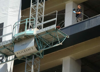 Yük asansöründe elektrik akımına kapılan işçi, 7'nci kattan düşüp öldü