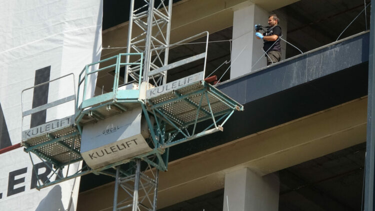 Yük asansöründe elektrik akımına kapılan işçi, 7'nci kattan düşüp öldü