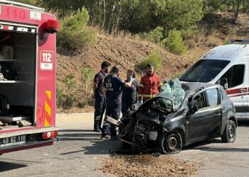 Otomobiller çarpıştı: 1 ölü, 2 yaralı