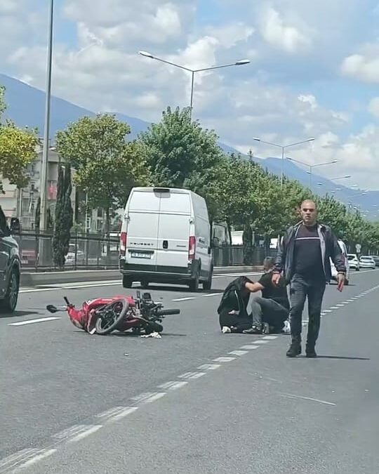 Otomobille çarpışan motosikletteki çift yaralandı