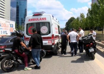 Ümraniye'de park halindeki TIR'a çarpan motosikletli polis yaralandı
