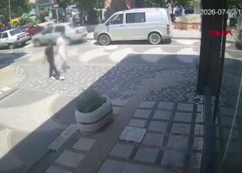 Kuaför, çırağını darbetti; o anlar kamerada