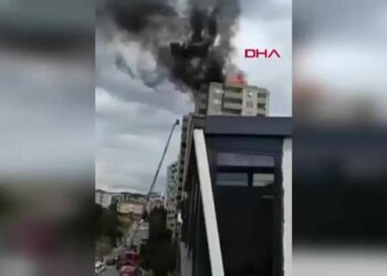 15 katlı binanın çatısında yangın