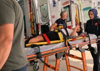 Bursa'da otomobil köprü üzerindeki bariyerlere çarptı: 5 yaralı