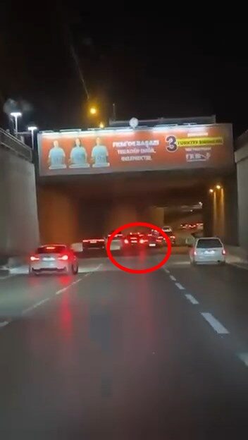 Makas atarak ilerleyen lüks otomobil, başka bir araca çarpıp kaçtı; o anlar kamerada