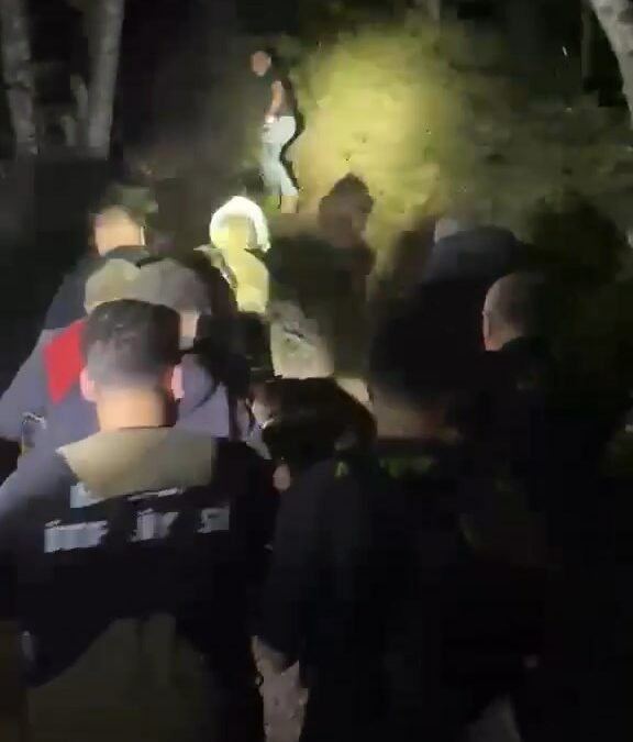 Yamaç kenarına düşen vatandaşı itfaiye kurtardı