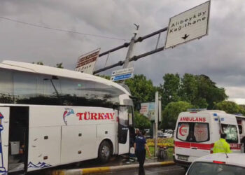 Eyüpsultan'da yolcu otobüsü otomobile çarptı; yaralılar var -1