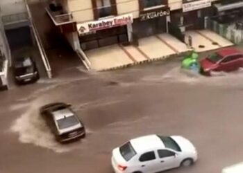 Ankara'da sağanak sele neden oldu; araçlar sürüklendi
