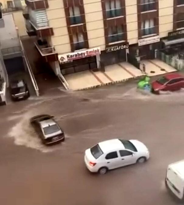 Ankara'da sağanak sele neden oldu; araçlar sürüklendi
