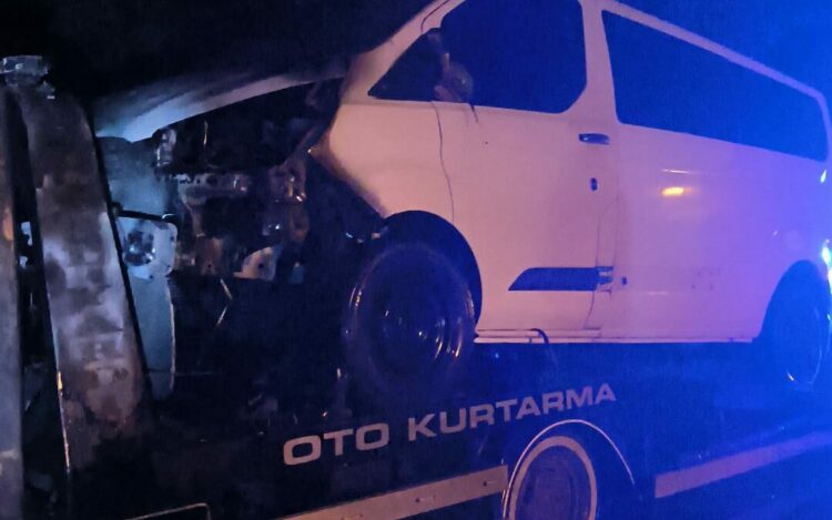 Samsun’da çekici ile üzerindeki kamyonet yandı