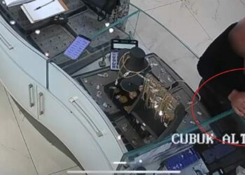 Kuyumcu dükkanında altın kolye hırsızlığı kamerada