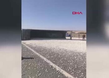 Diyarbakır’da çakıl yüklü kamyon devrildi: 1 yaralı