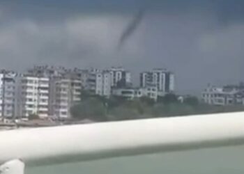 Adana'da sağanak ve hortum; yasağa rağmen denizde yüzmeye devam ettiler