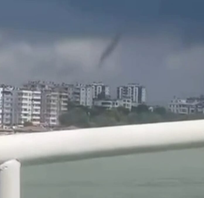 Adana'da sağanak ve hortum; yasağa rağmen denizde yüzmeye devam ettiler
